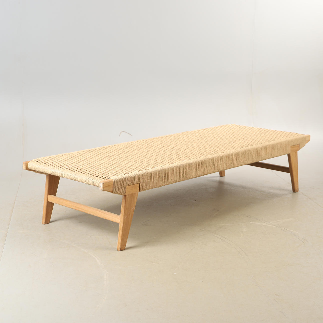 DAGBÄDD, teak och snörad klädsel, samtida.
