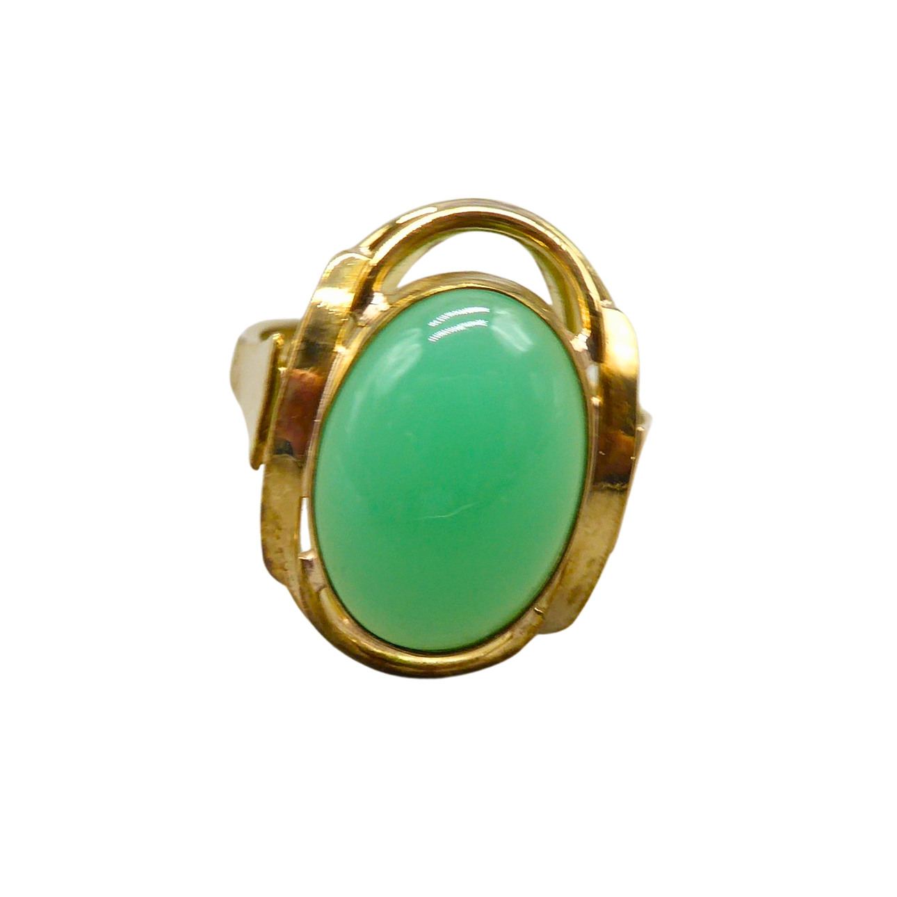 8K YELLOW GOLD RING WITH AN OVAL CHRYSOPRASE CABOCHON.