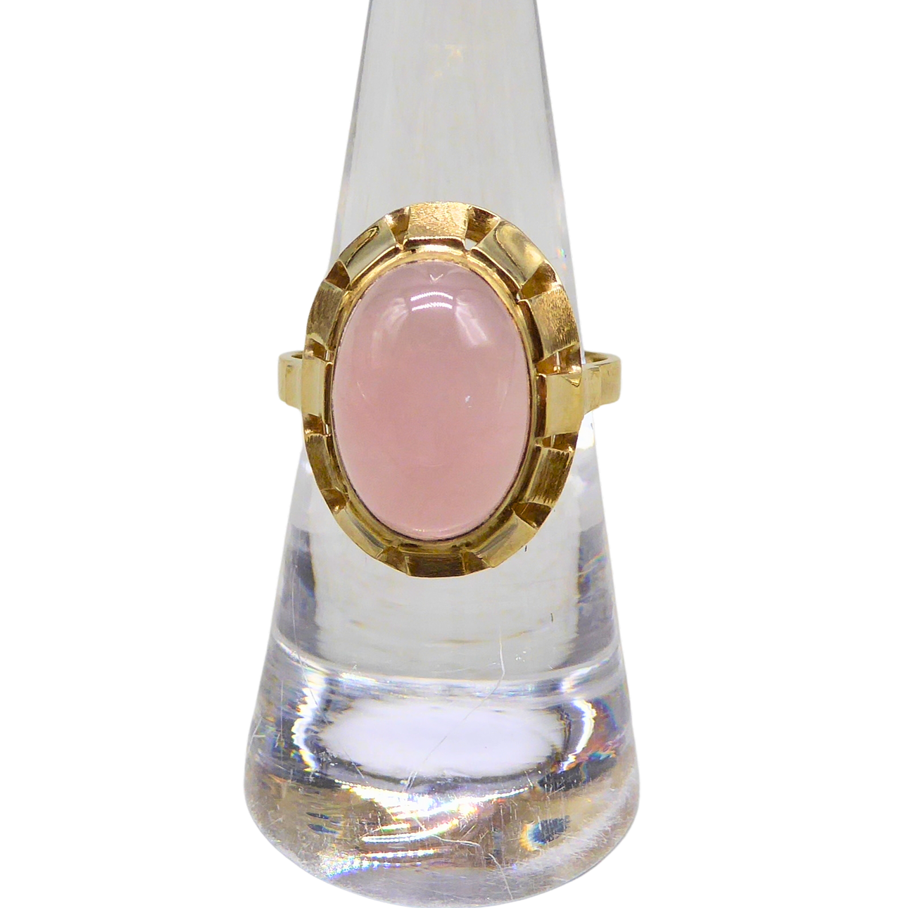 LADIES' RING WITH A LARGE, OVAL ROSE QUARTZ CABOCHON IN A BEZEL SETTING.