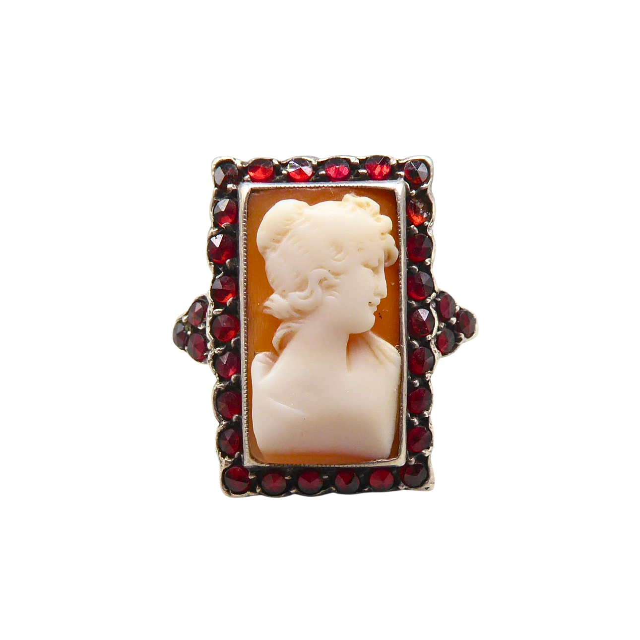 CAMEO RING IN 8K GOLD.