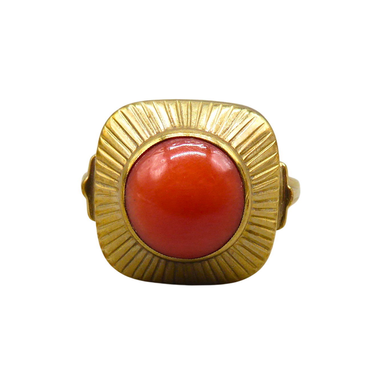 8K GOLD RING WITH CORAL.