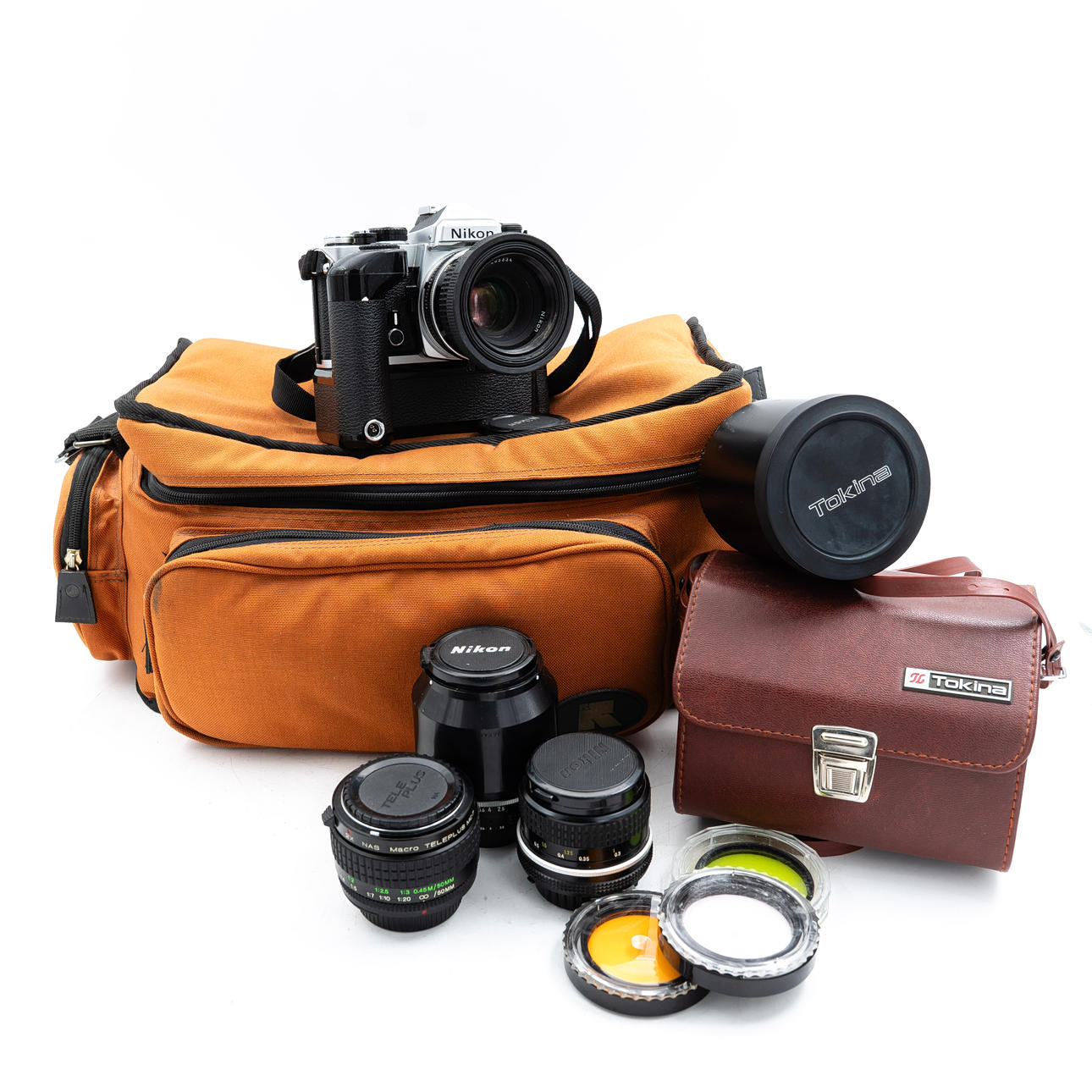 NIKON FE kamera med 4 objektiv, batterigrepp och 2x extender.