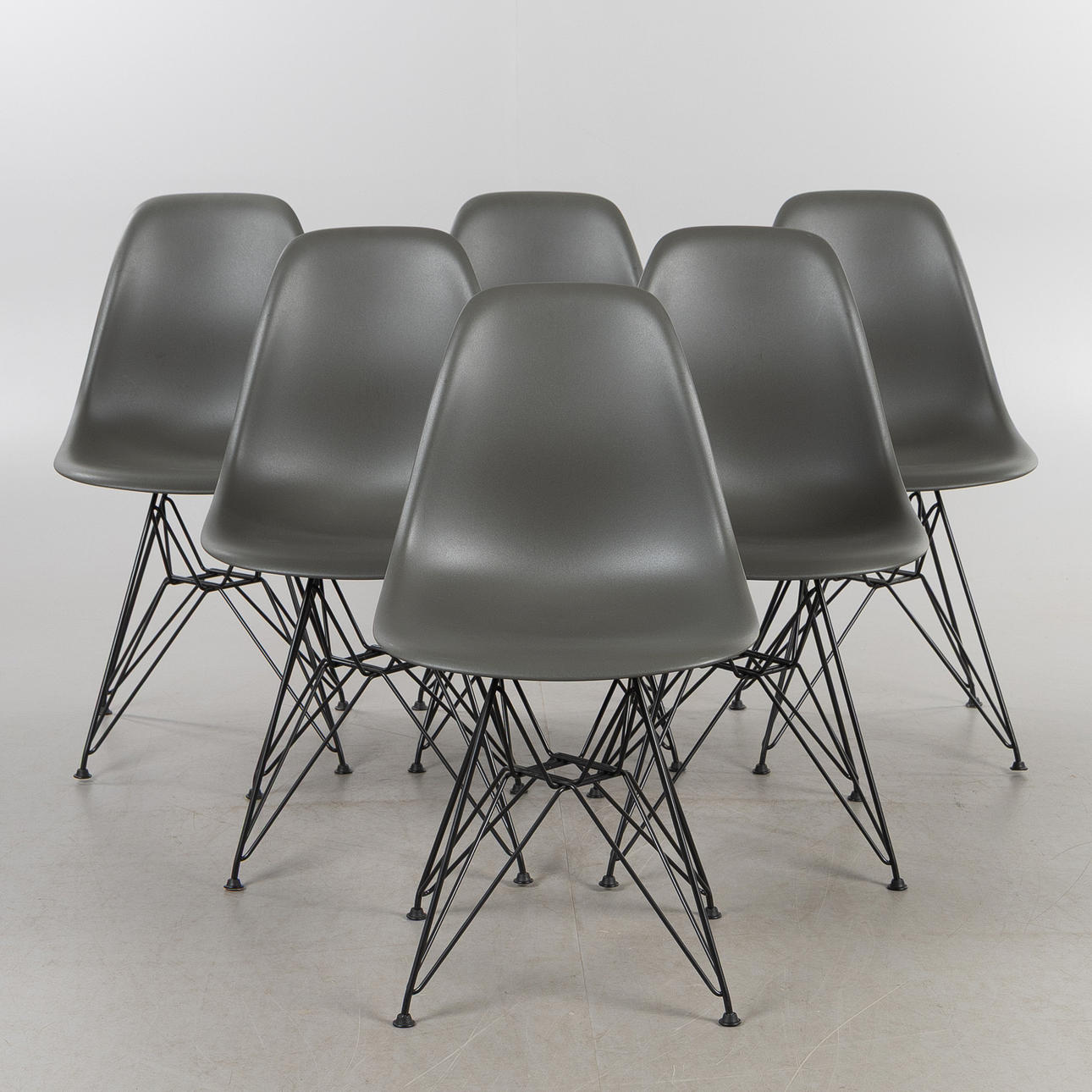CHARLES & RAY EAMES. Stolar, 6 st, "Eames plastic chair", Vitra, 2019.