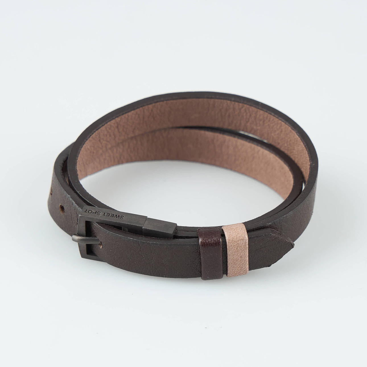 OLE LYNGGAARD. Läderarmband, "Sweet spot", vändbart, Danmark.