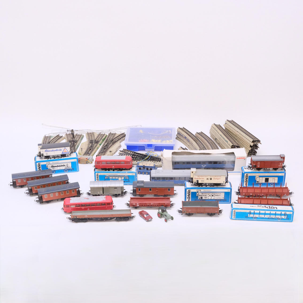 MODELLJÄRNVÄGS DELAR, MESTADELS MÄRKLIN. SKALA H0.