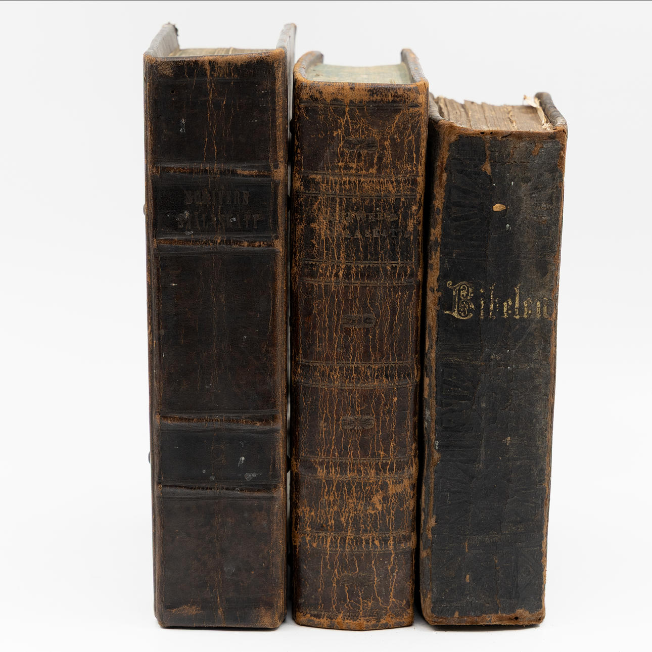 SAMLING ANTIKA BIBLAR, 3 DELAR, VARAV TVÅ OTTO WESTIN, CALMAR, 1857, 1858, SAMT BRITISKE OG UDENLANDSKE BIBELSKABS BEKOSTNING, KÖPENHAMN, 1877.