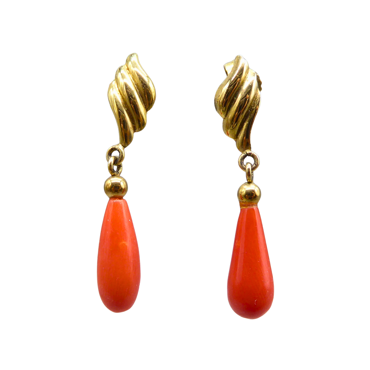 333 GOLD EARRINGS WITH CORAL.