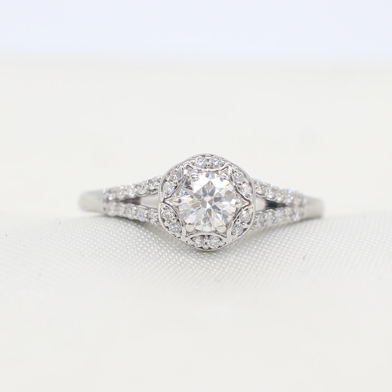 0.65KT DIAMANTKLUSTERRING.