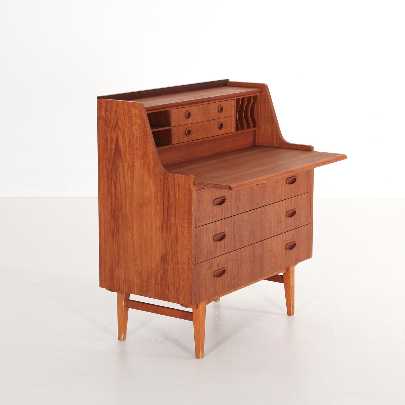 BYRÅ MED SKRIVDEL, Teak, Sverige 1960-tal.