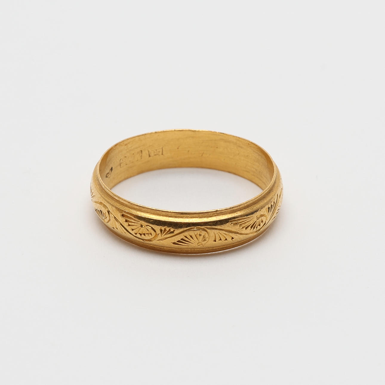 RING, guld 18K med graverad dekor, Uppsala 1945.