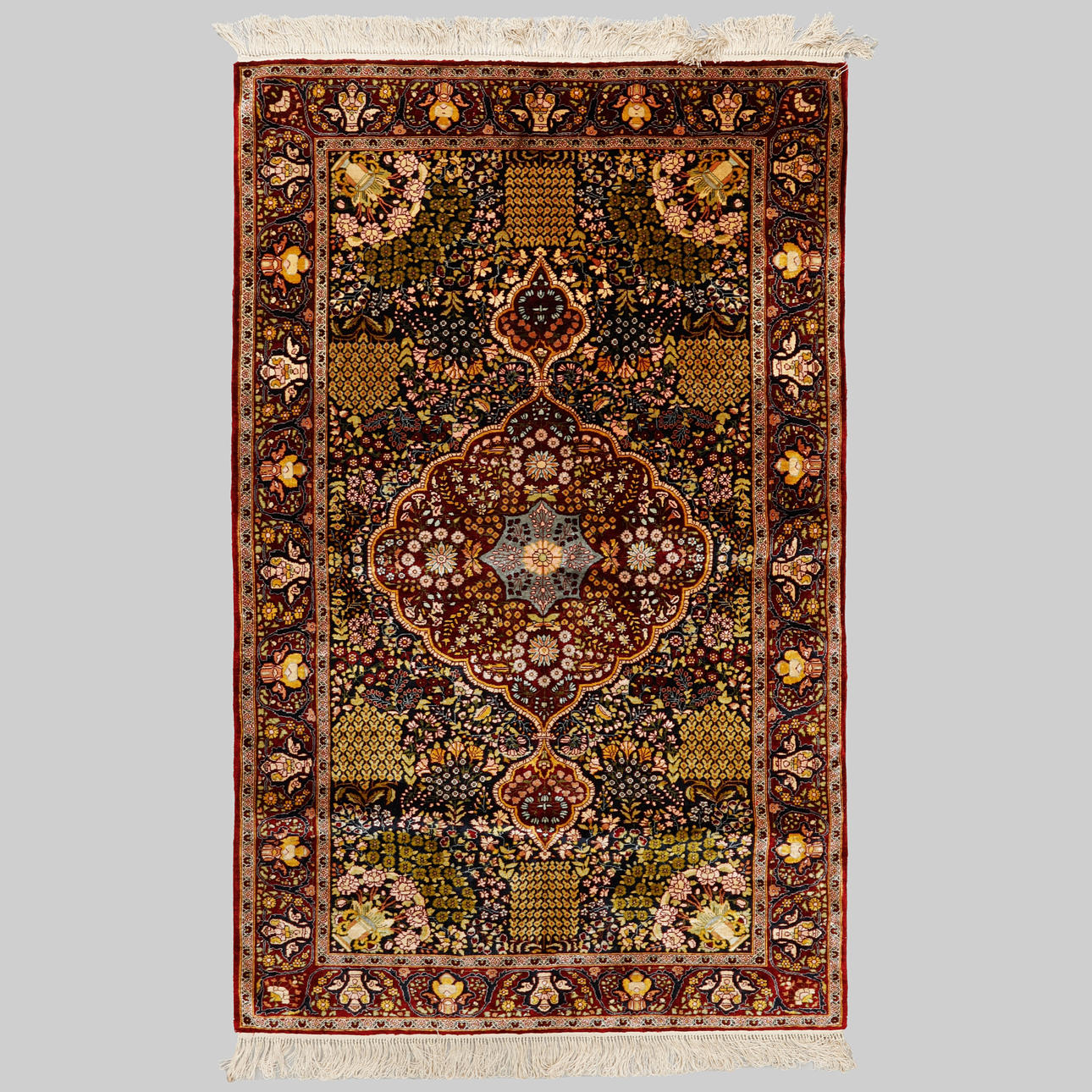 MATTA, orientalisk, siden. 180 x 105 cm.