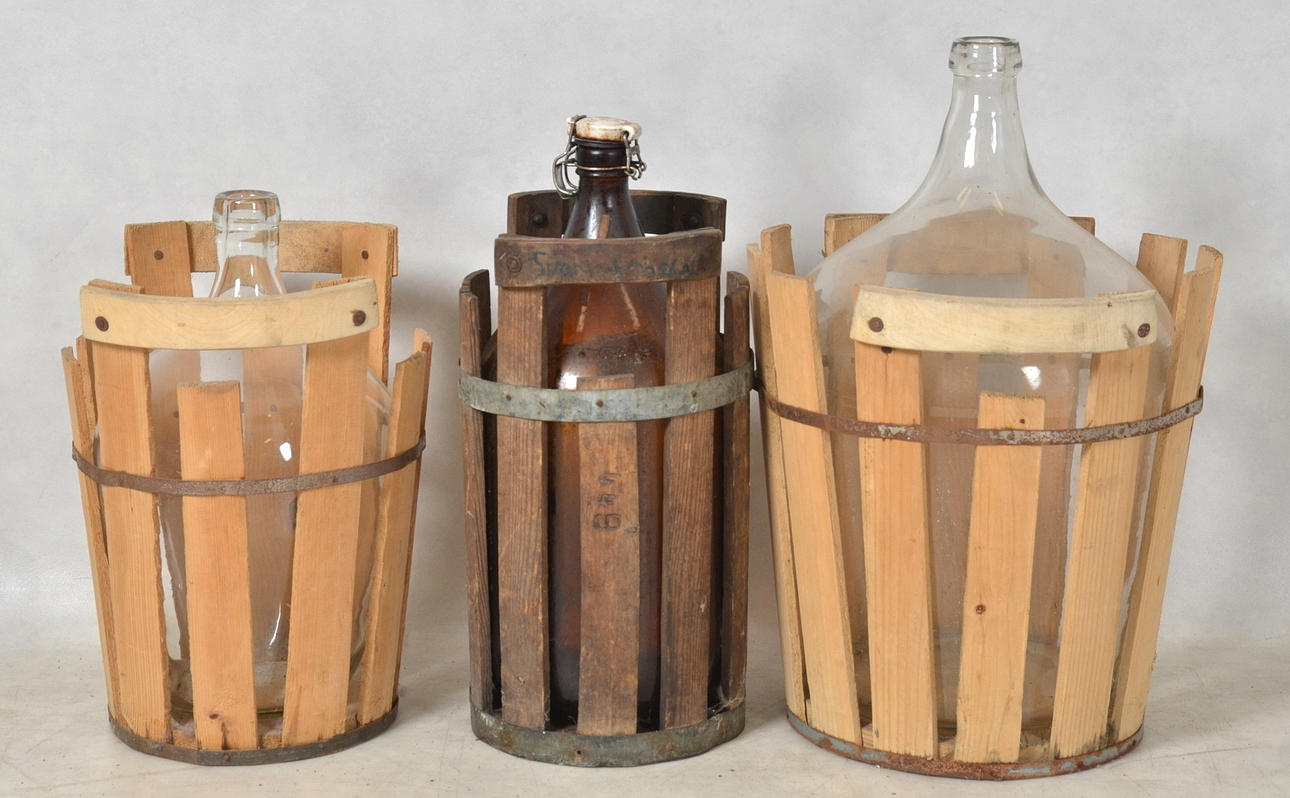 GLASFLASKOR I STÄLLNING, 3-stycken.