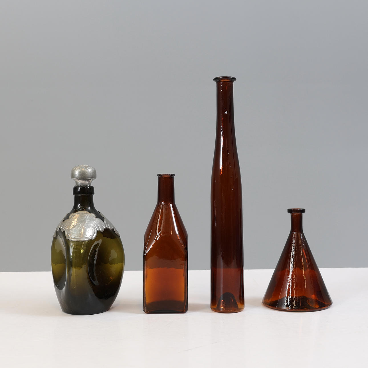 FLASKOR, 4 st, glas, 1900-tal.