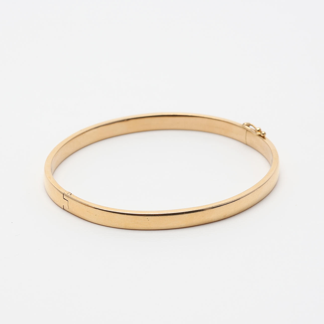 ARMRING, Italien, otydliga stämplar, 18K guld.