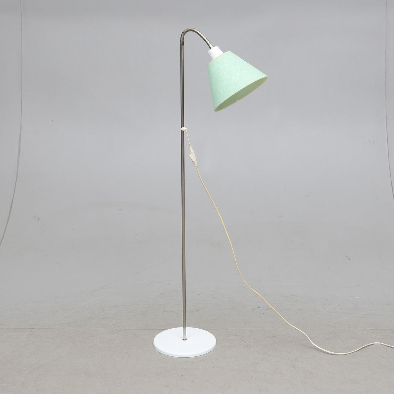 GOLVLAMPA, metall, 1900-talets andra hälft.