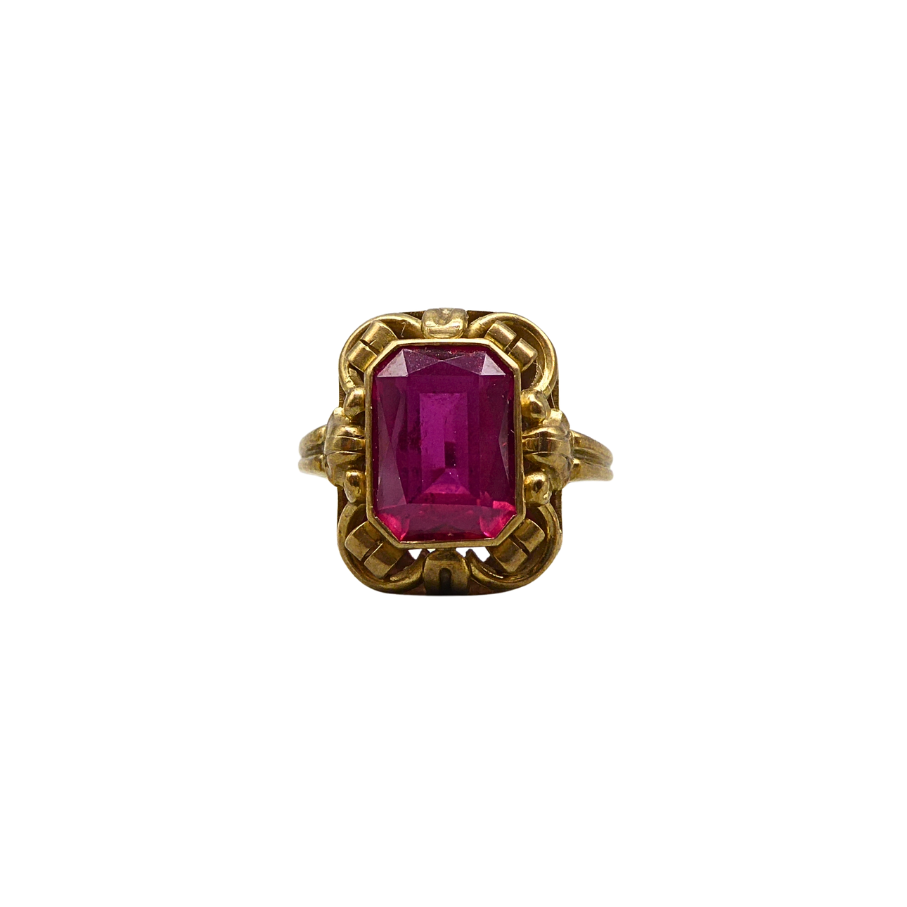 RING IN 8K YELLOW GOLD WITH STEP-CUT RUBY.