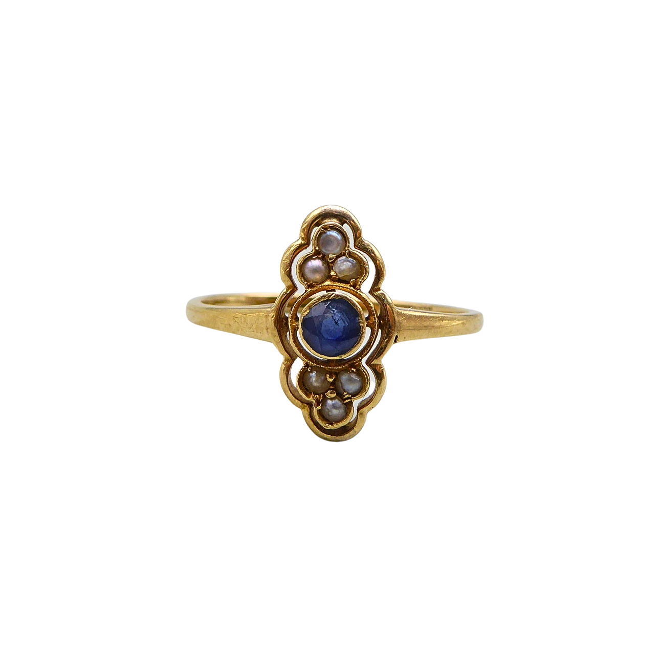 GOLD RING WITH SAPPHIRE AND SEED PEARLS.