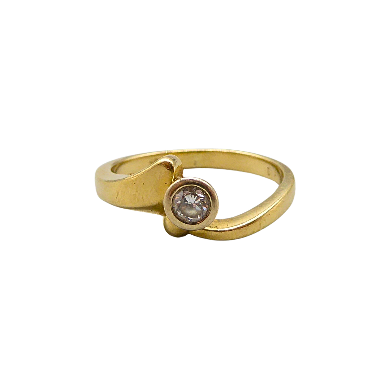 RING IN 14K YELLOW GOLD WITH BEZEL-SET DIAMOND.