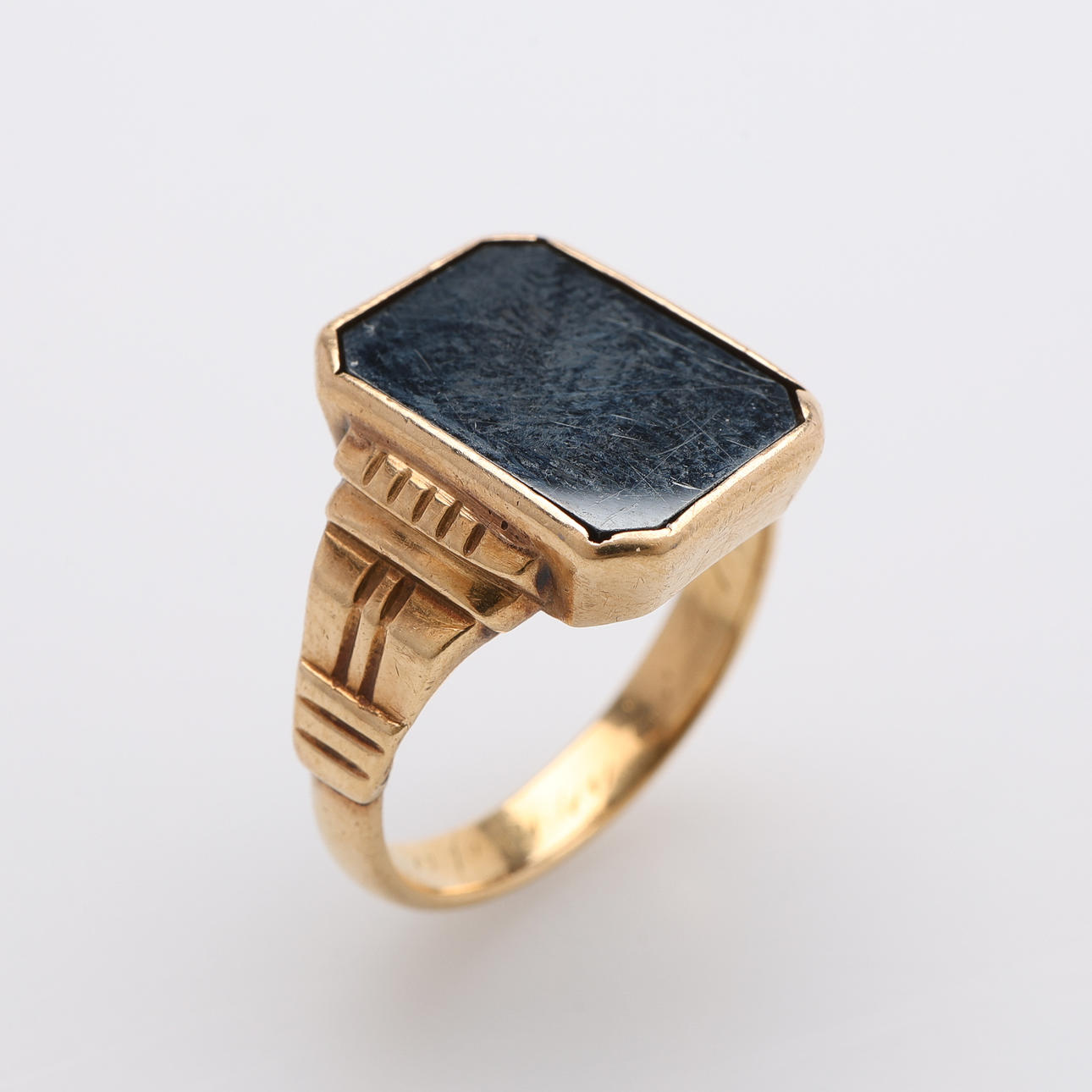 RING, 18 k guld med flackt slipad onyx, 6,4 g.