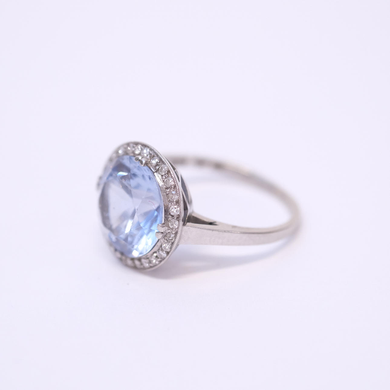 RING MED SPINELL OCH DIAMANTER, 18K VITGULD.
