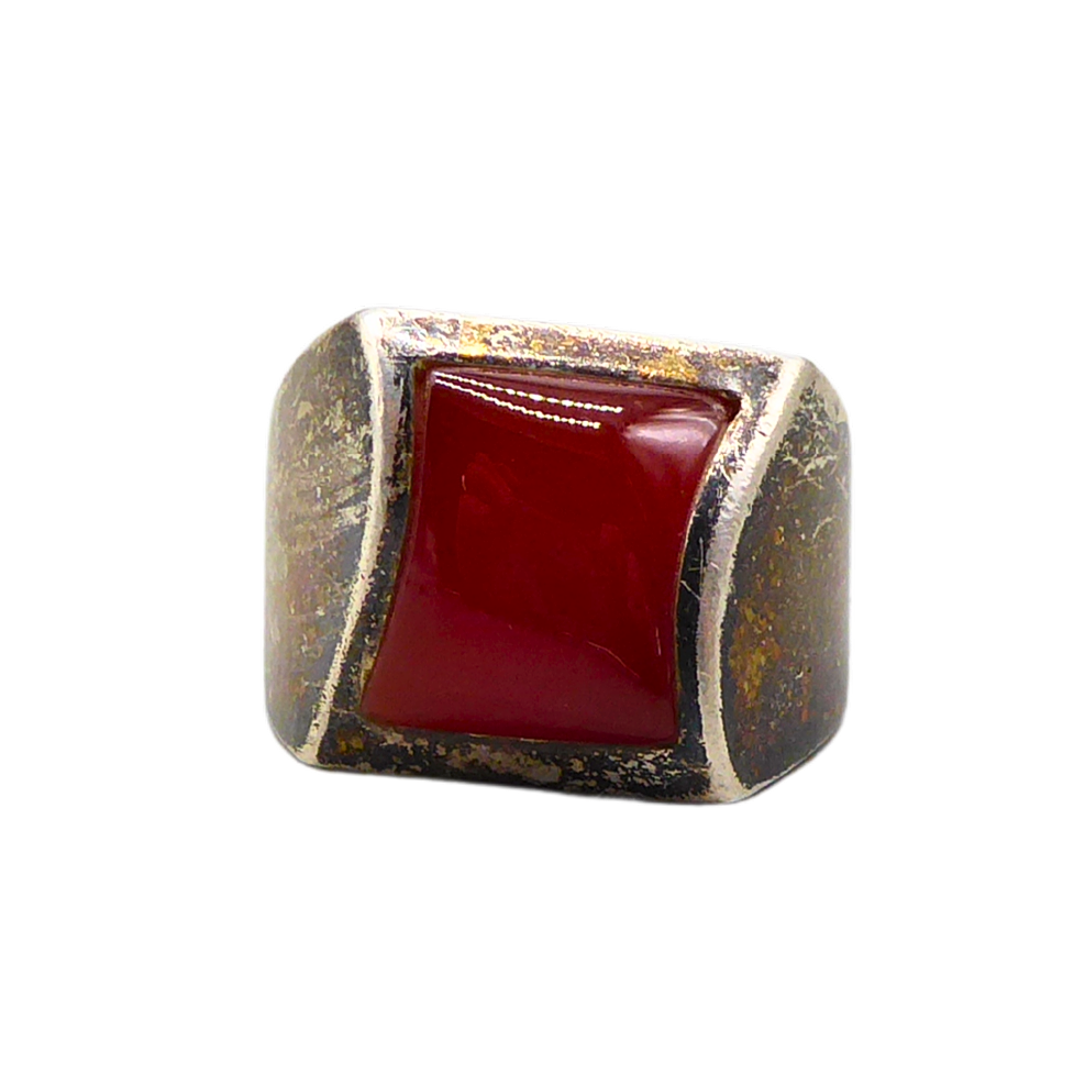 925 STERLING SILVER RING SET WITH A CARNELIAN.