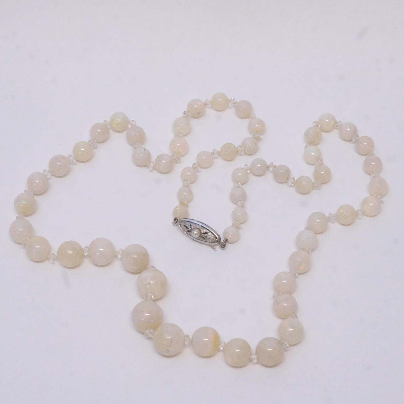COLLIER, OPALISERANDE KULOR, LÅS I 18K VITGULD.
