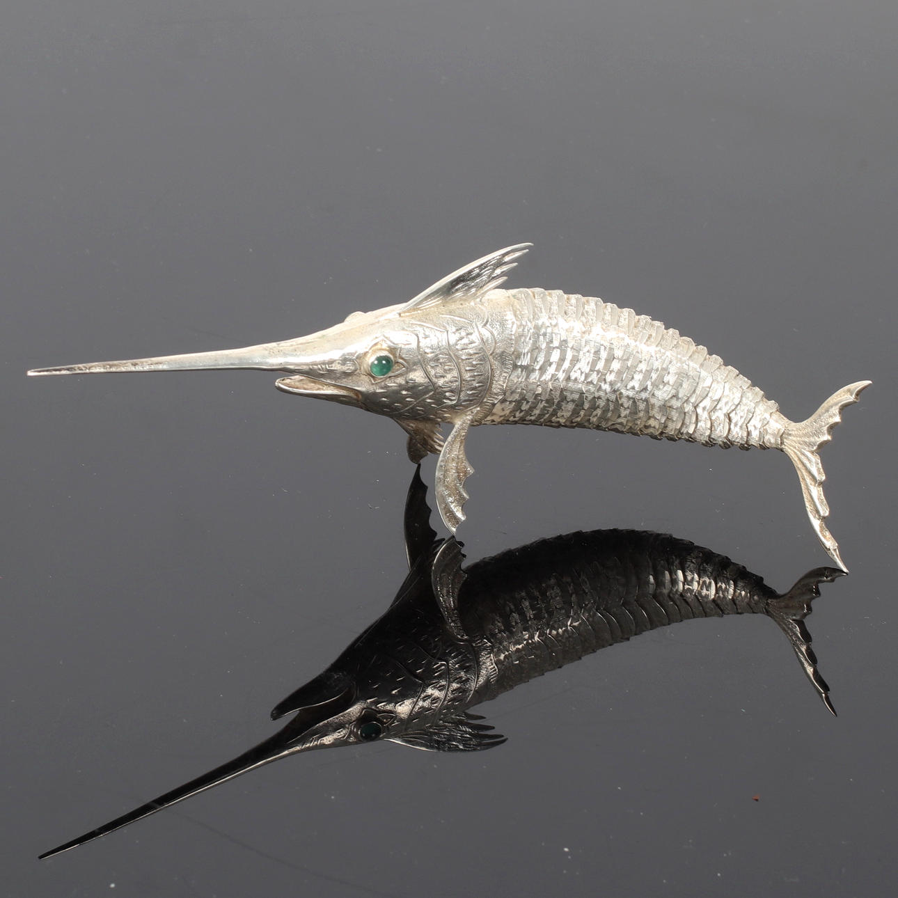 BORDSDEKORATION, Svärdfisk, silver, ledad, 1900-tal.