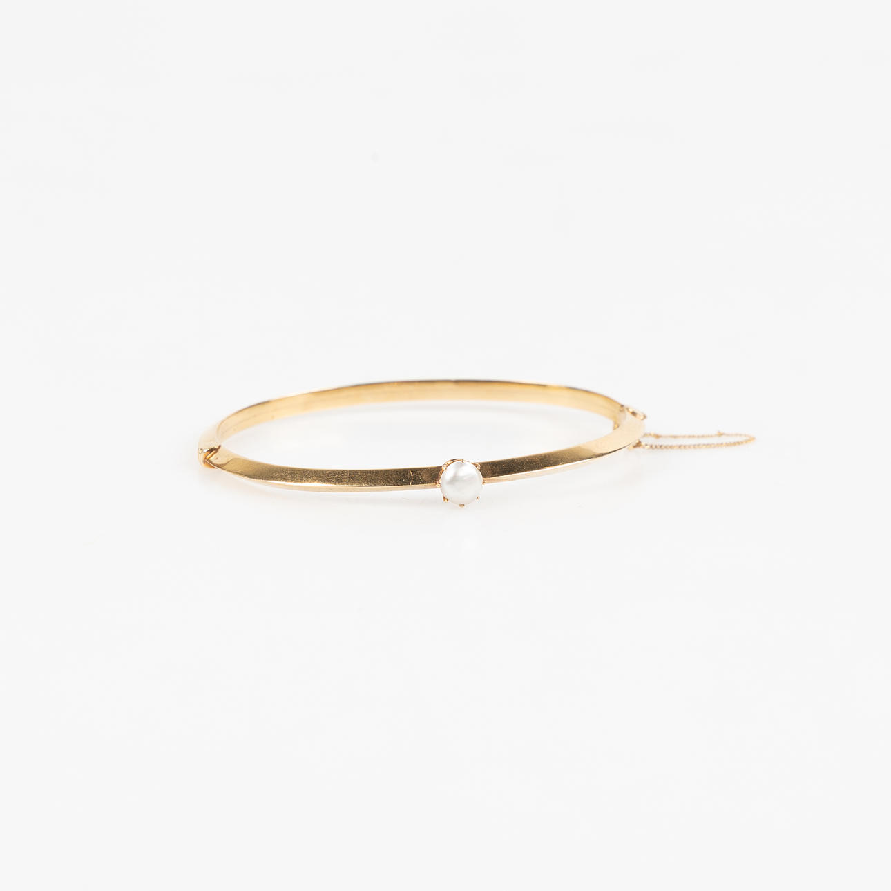 ARMRING, 18K guld, med pärla.