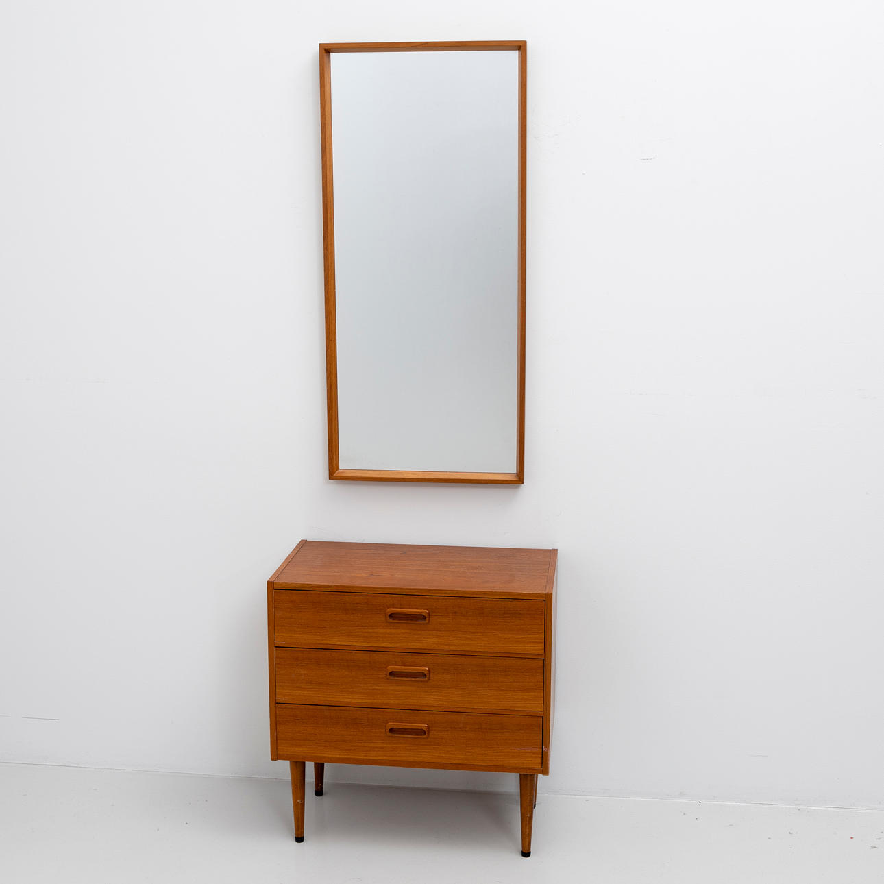 BYRÅ samt SPEGEL, teak, 1950/60-tal.