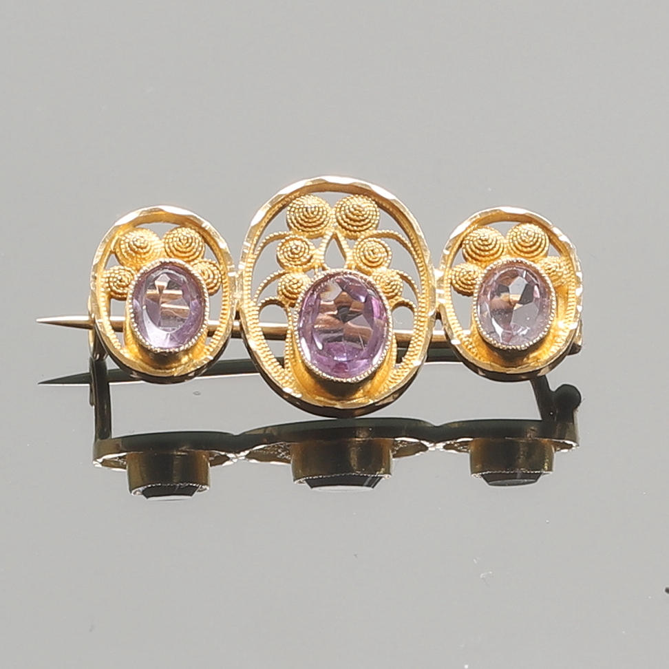BROSCH med ametister, 18 k guld.