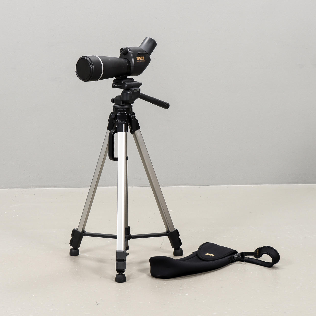 TUBKIKARE Zenith 20-60 x 70 Zoom Scope, med stativ.