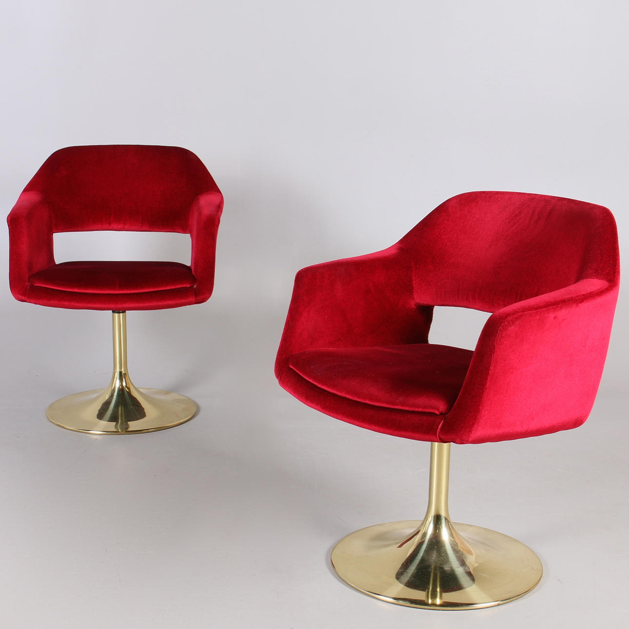 SNURRFÅTÖLJER, ett par, Johanson Design, Markaryd, samtida.