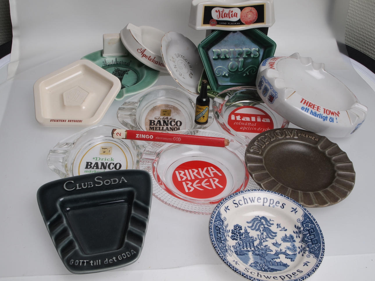 Ein Menge ASCHENBECHER UND WERBEARTIKEL Brauerei.