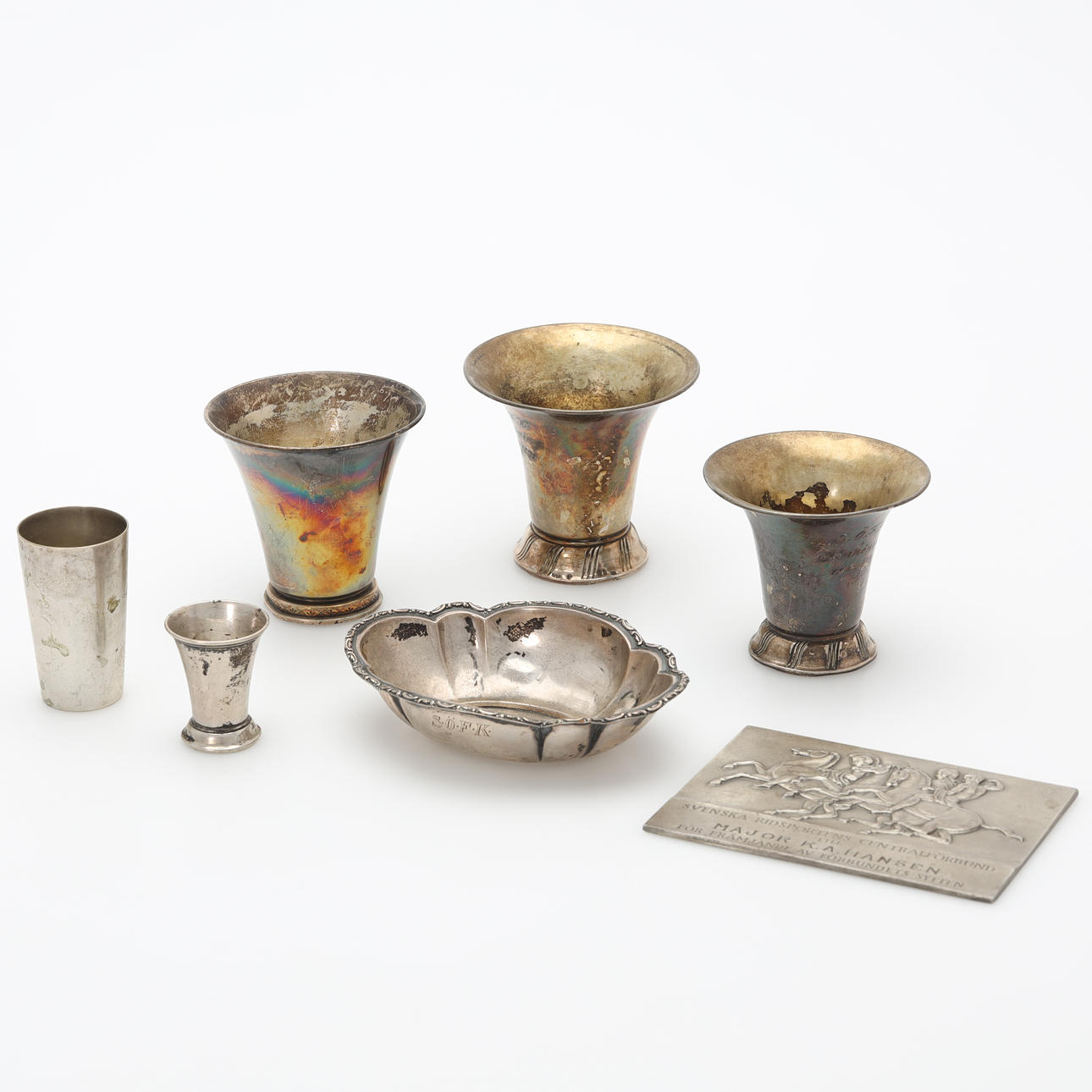 POKALER samt PLAKETT, 7 delar, silver, med gravyr, vikt 480 gram, 1900-talets första hälft.