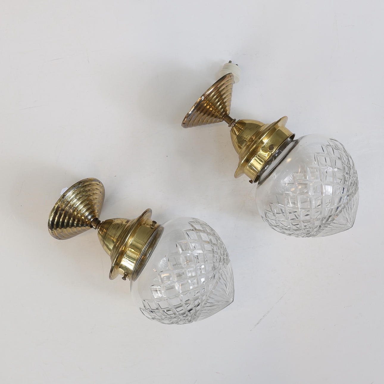 TAKLAMPOR, 1 par, glas och mässing, 1900-talets första hälft.