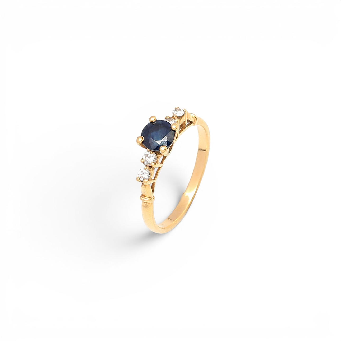 Ring med safir och diamanter.