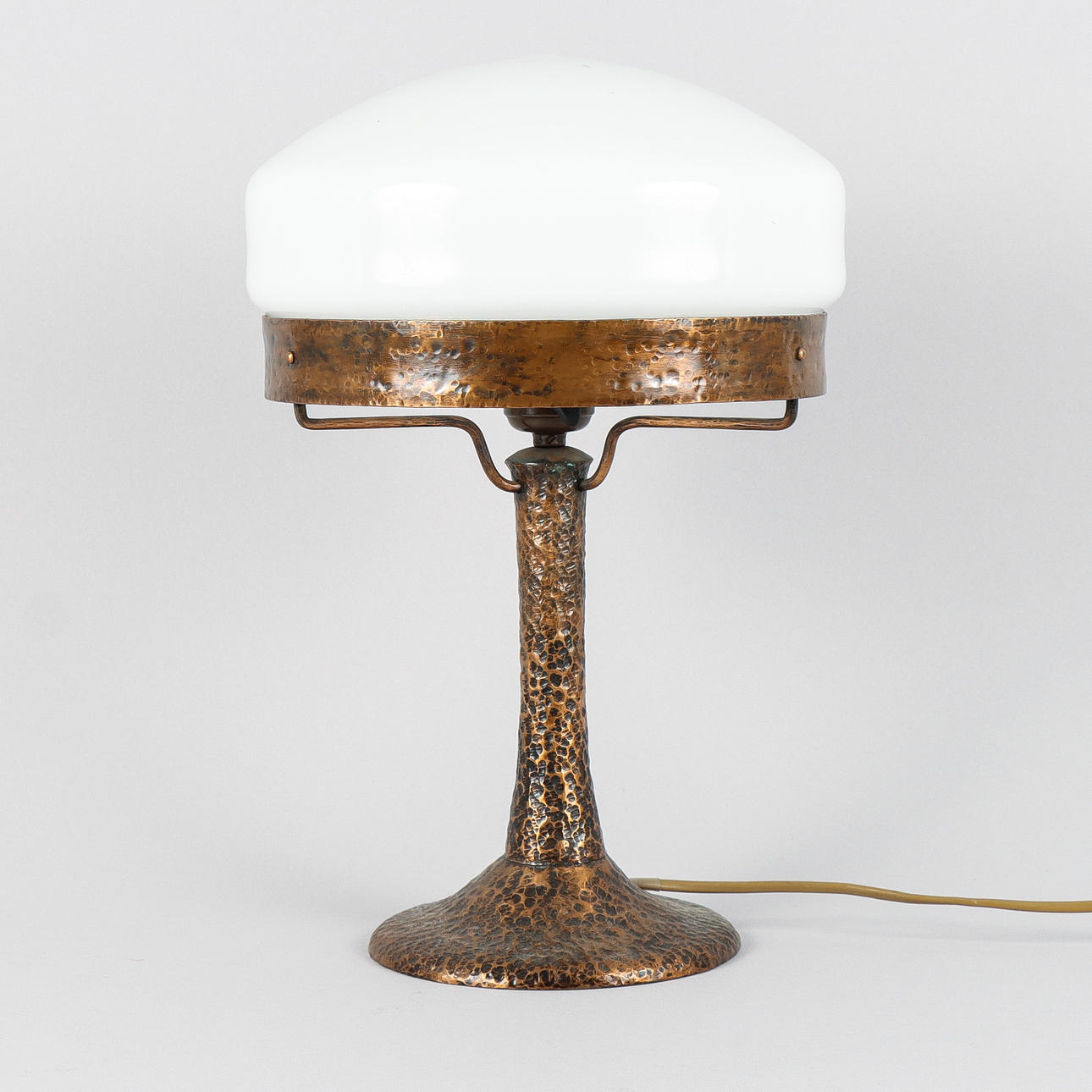 BORDSLAMPA,"Strindbergslampa" hamrad koppar, 1900-talets första hälft.