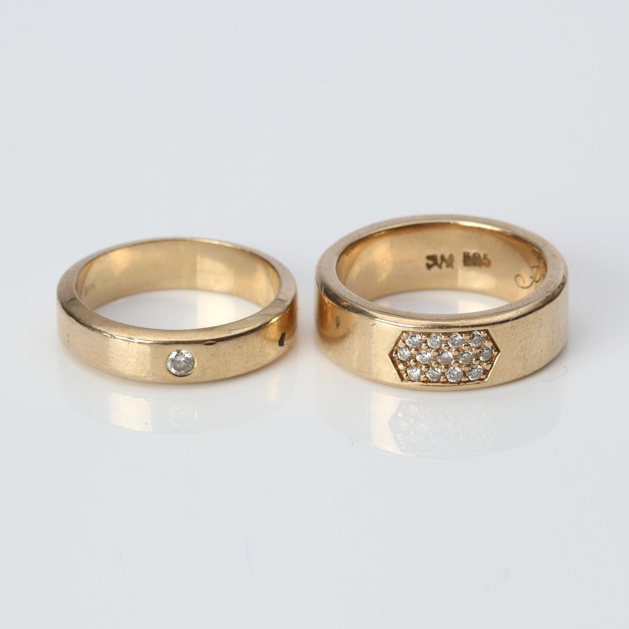 GULDRINGAR, TVÅ ST. 18k och 14k guld med briljantslipade diamanter.