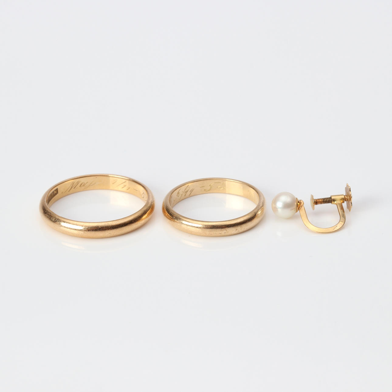 RINGAR OCH ÖRHÄNGE, TRE DELAR. 18k guld med en odlad pärla, totalvikt ca 9,2 gram.