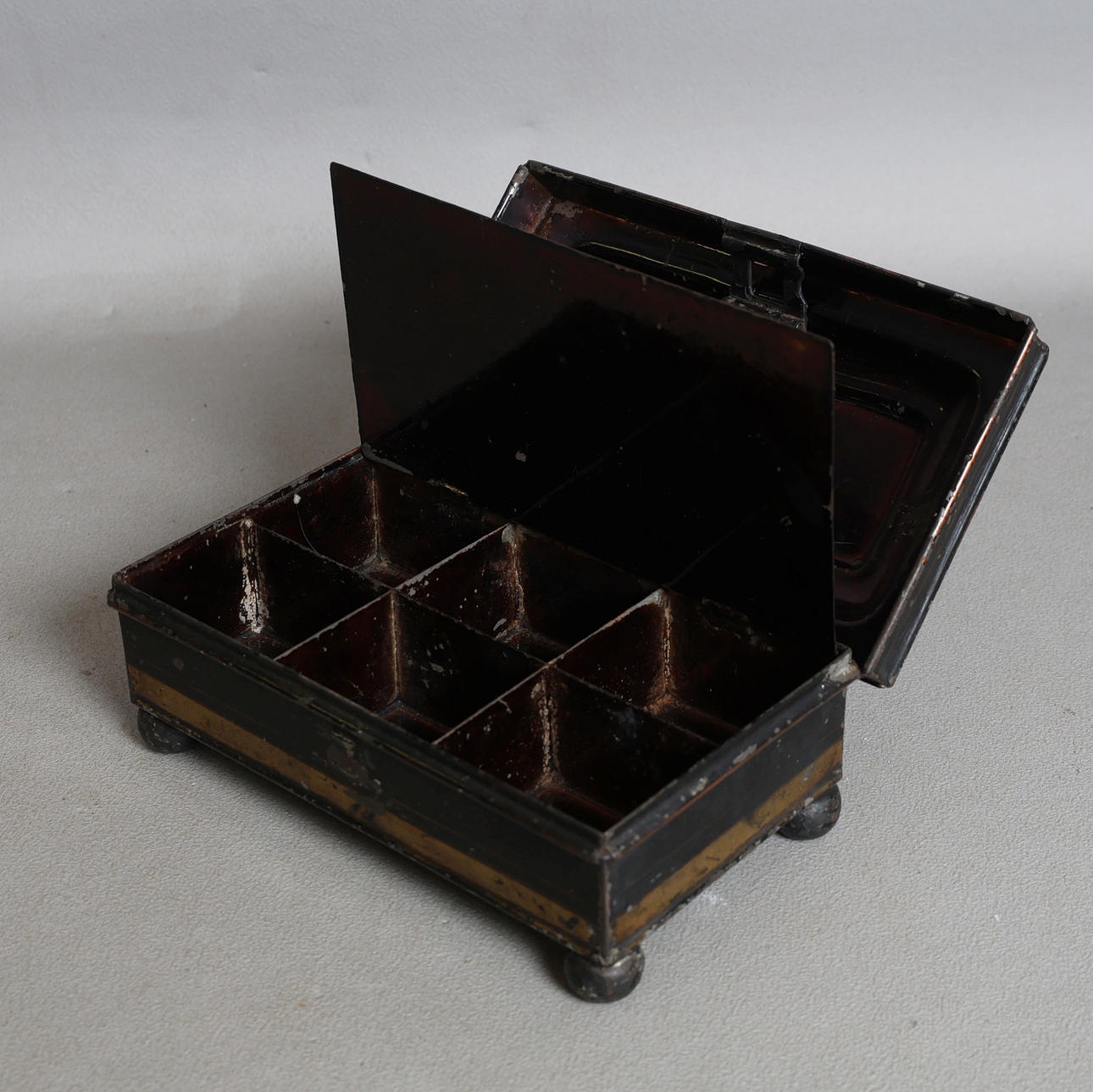 A GEORGE III TOLEWARE SPICE BOX. Silver & Metals - Other metals - Auctionet
