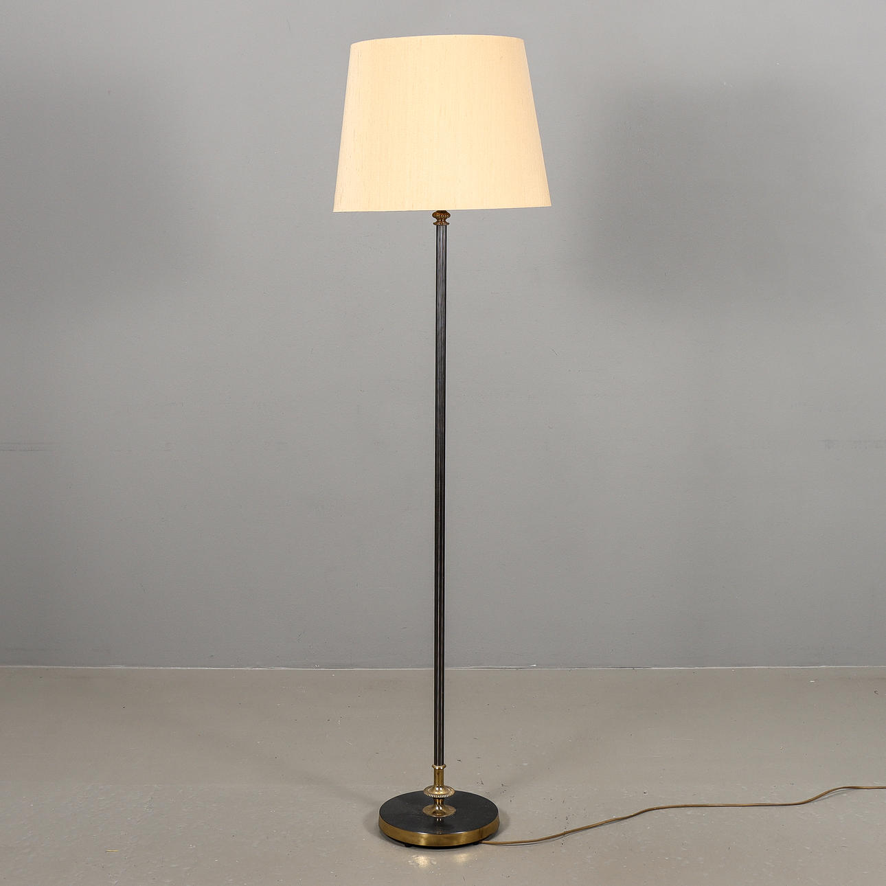 GOLVLAMPA, mörkpatinerad mässing, 1900-talets mitt.