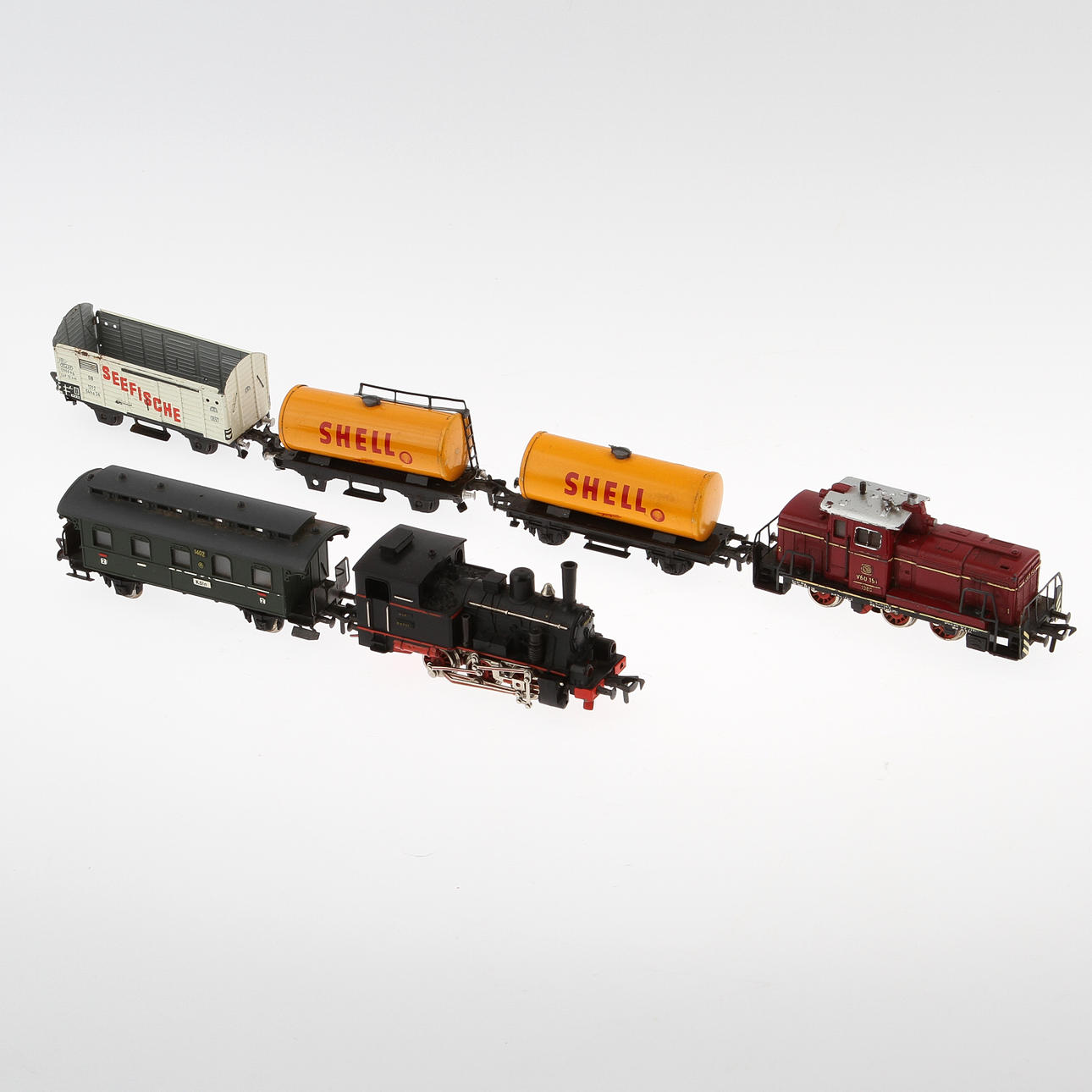 MODELLTÅG, 2 lok, 4 vagnar, räls och transformator.