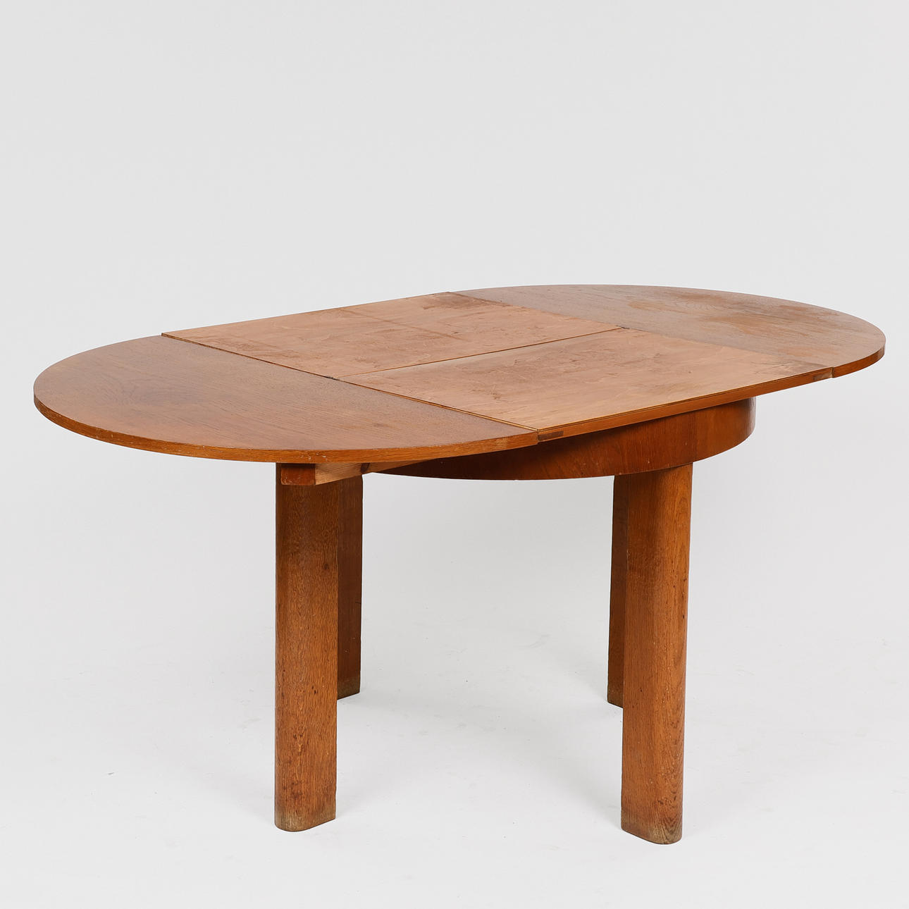 DANISH CABINETMAKER. Circular dining table in oak with extension, 1930s-40s.