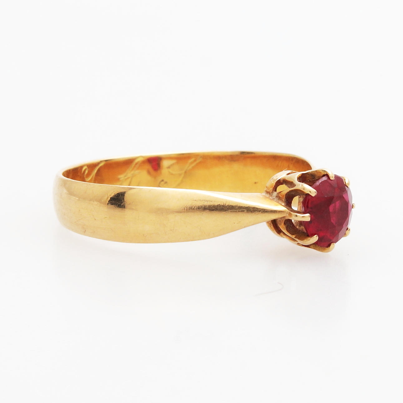 RING, guld 18k, med röd sten, Amandus Johansson, Borås 1879, vikt 3,11 gram.