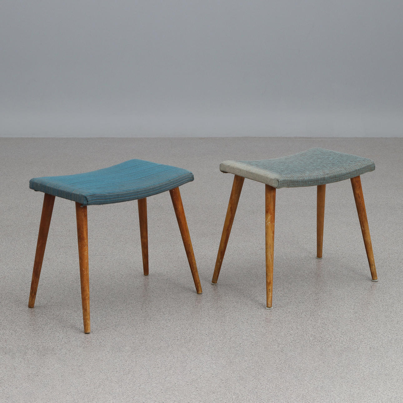PALLAR, ETT PAR. Björk med textilklädsel. 1950-tal.