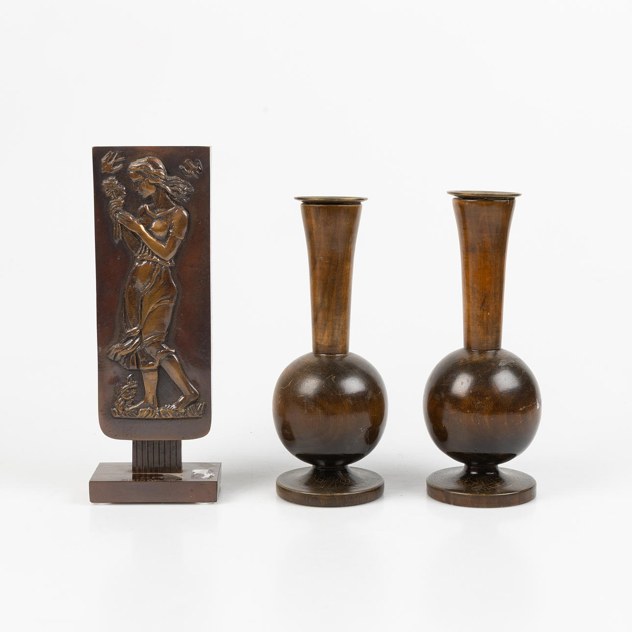 OSCAR ANTONSSON. Ljusstakar och vas, 1 par, 1930-/40-tal, bonad björk och mässing respektive brons.