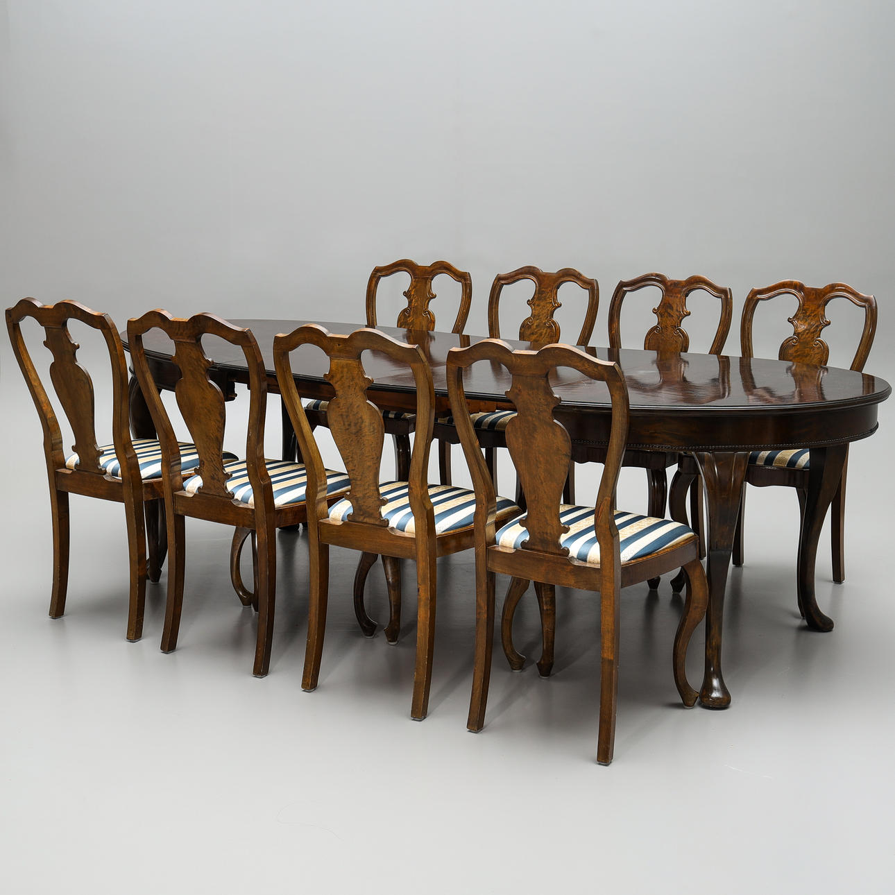 GEORG KOFOED. Matgrupp, 11 delar, fanerat i bonad björk, etikettmärkta, Georg Kofoed Møbelfabrik, 1940-tal.