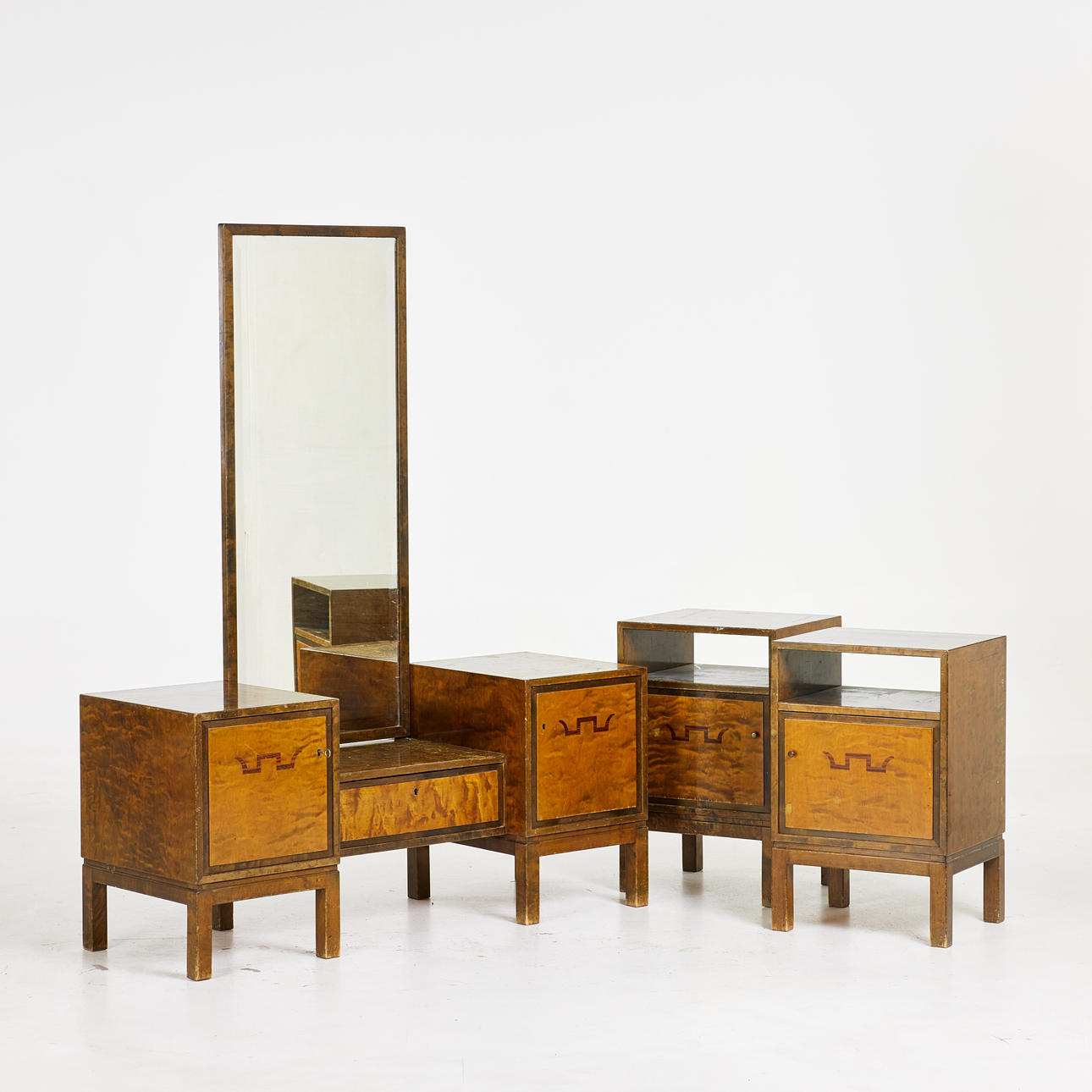 HALLMÖBEL samt SÄNGBORD. 1+2 st, Art Deco, bonad björk, intarsiadekor, 1900-talets första hälft.