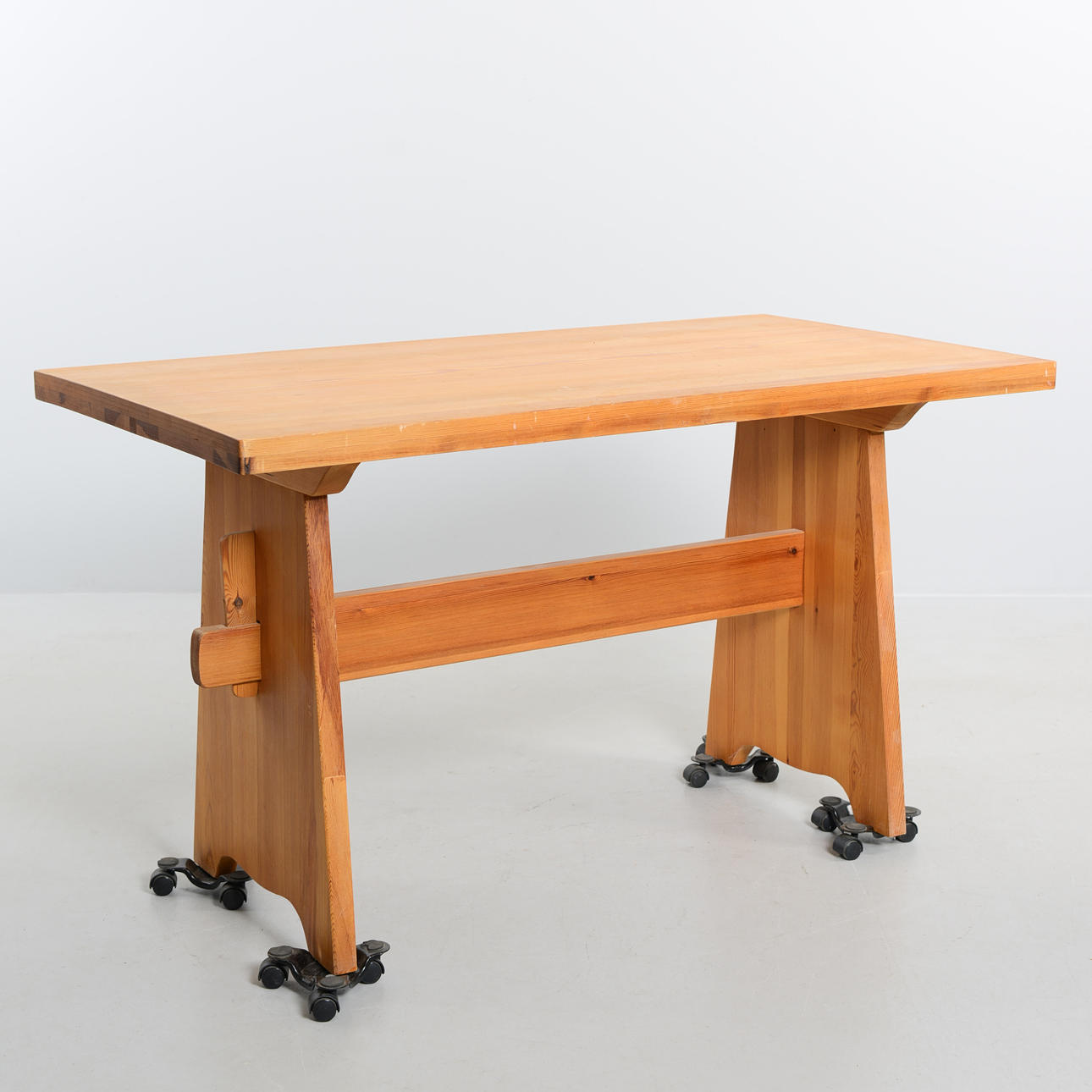 GÖRAN MALMVALL. Dining table, pine, 1970s.