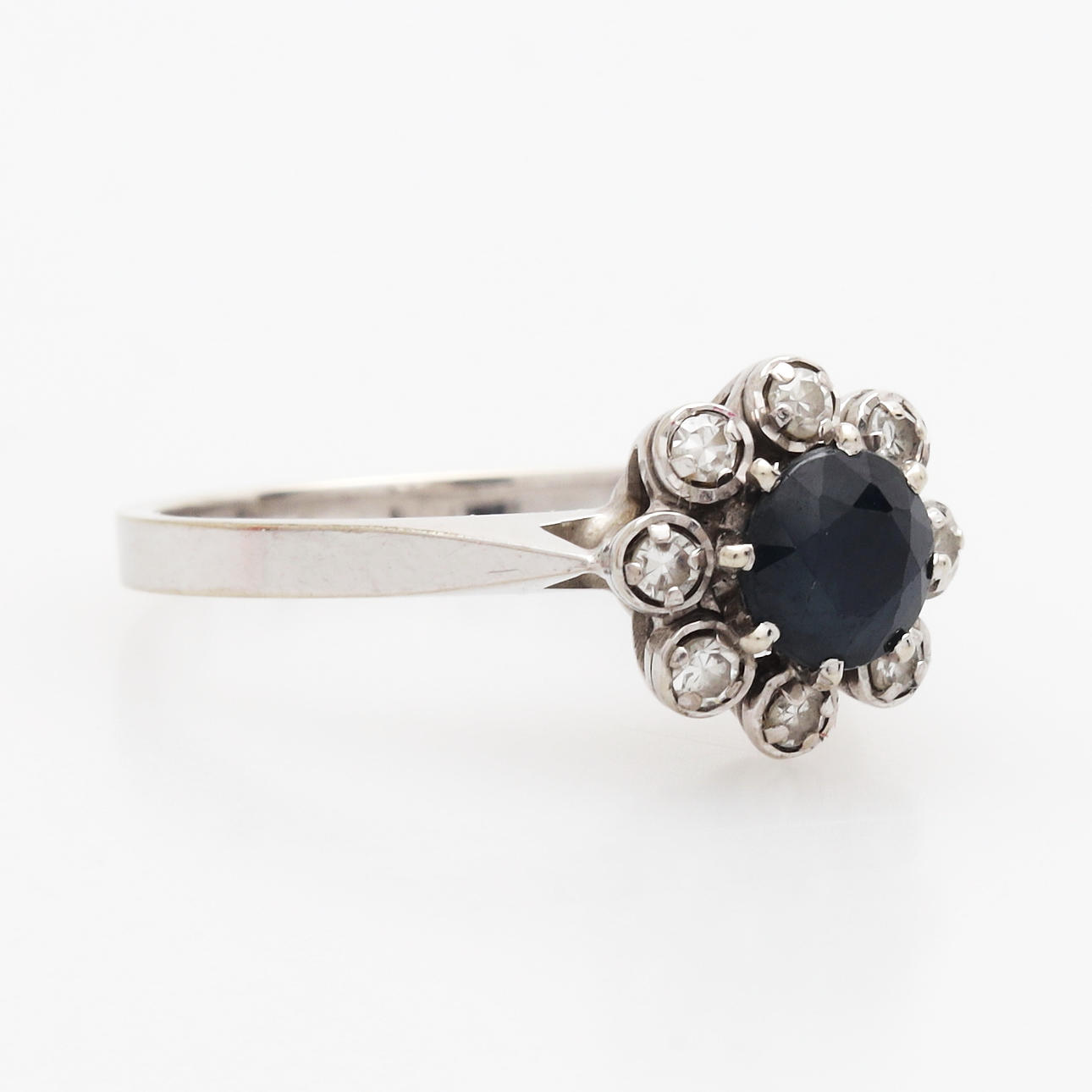 RING, vitguld 18k, med en blå och åtta vita stenar, vikt 3,27 gram.